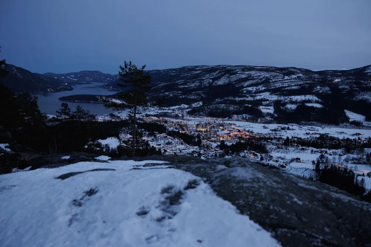 Zu Høgås in die Menge