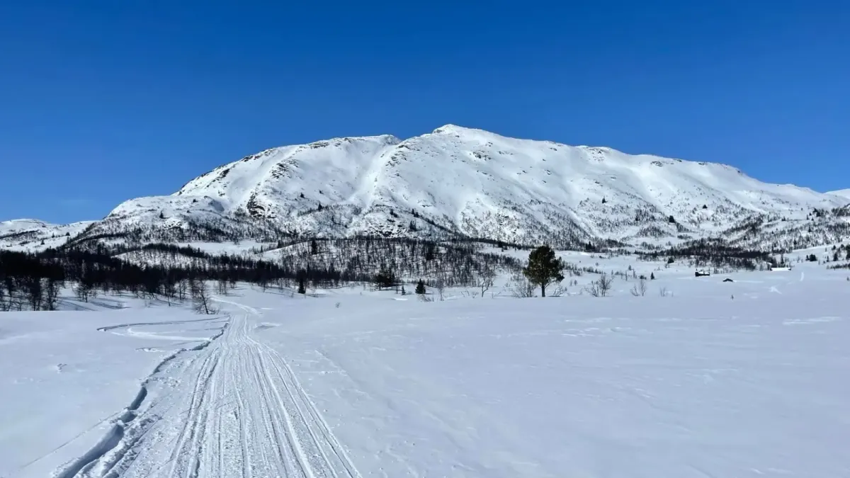 Steile Berge im Winter von ihrer besten Seite