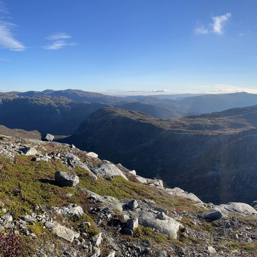 Blick vom Spafjellet, an der Nordostseite des Kaldevassdalen, auf den Store Kaldevatn rechts und Honsvei..