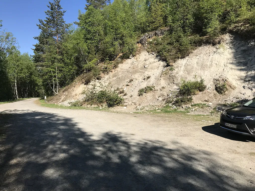 Parkering oppe i Kivledalen mot Venås